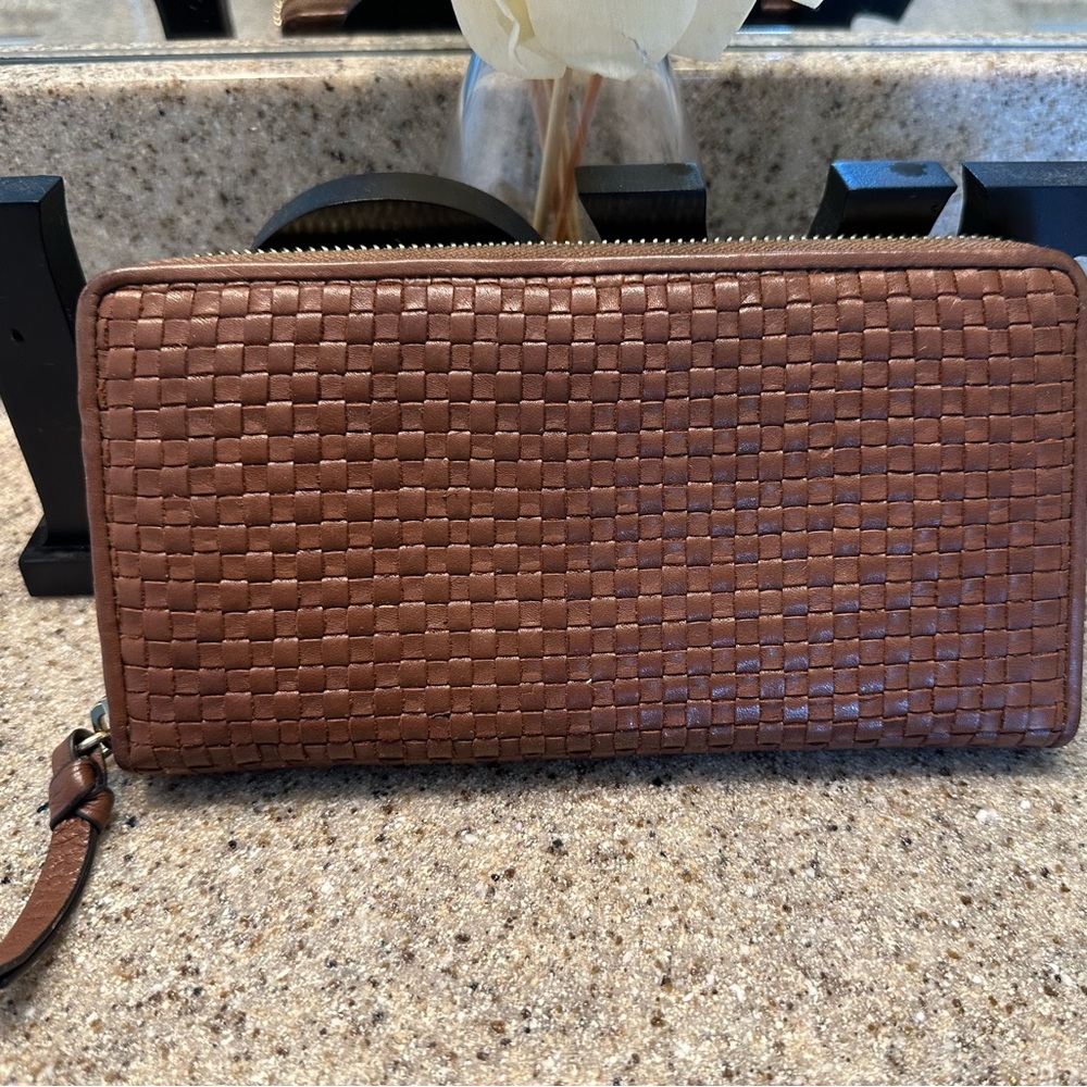 Cole Haan Wallet! Excellent condition-Like New!